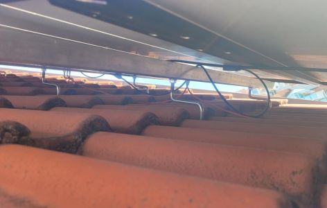 Blick unter die Photovoltaikanlage auf dem Dach