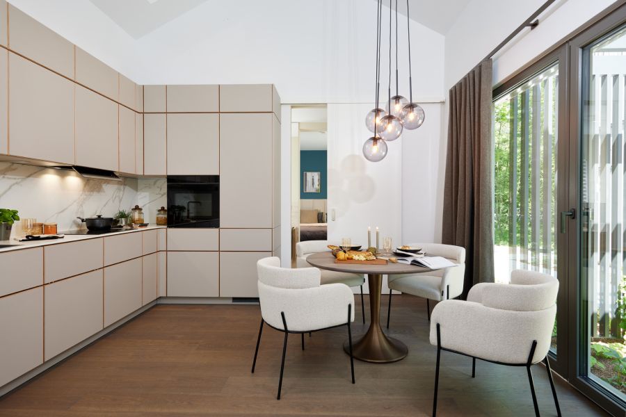 Bungalow mit Küche und Essbereich