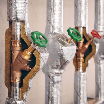 Heizungsrohre und Warmwasserarmaturen dämmen