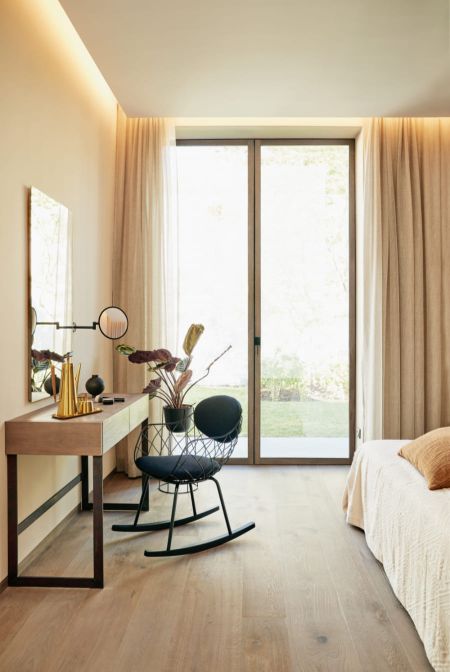 Raumhohe Fenster bringen viel Tageslicht ins Zimmer
