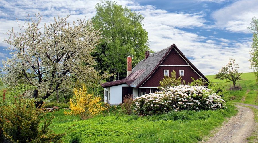 Altes Haus mit Garten