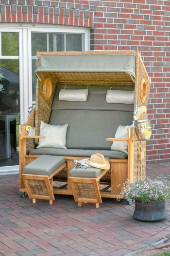 Strandkorb mit Sitzpolstern auf Terrasse