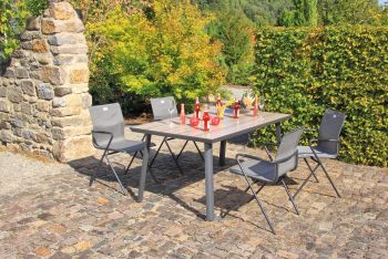 Mediterran gepflasterte Terrasse mit Gartenmöbeln