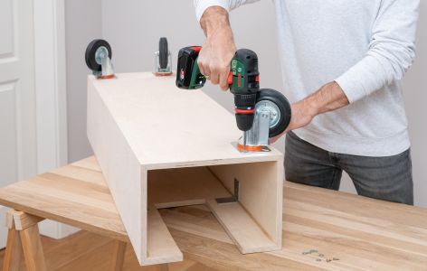 Die Rollen werden angeschraubt.