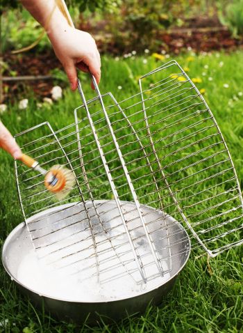 Grill wird geputzt