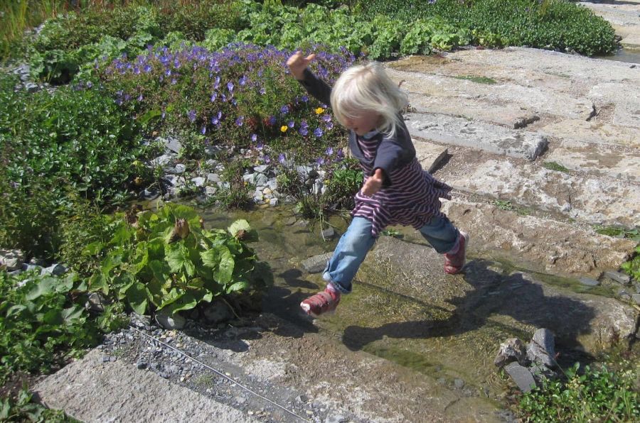 Kind spielt am Wasser