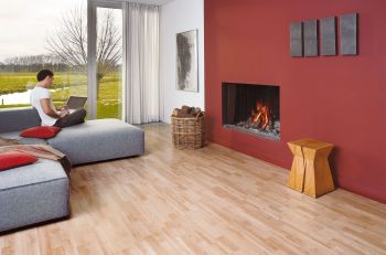 Laminatboden im Wohnzimmer mit Kamin