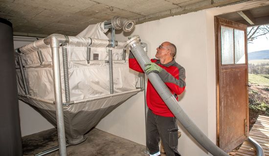 Pelletlager mit Pelletsilo anlieferung holzpellets lieferung saugrüssel lager befüllen