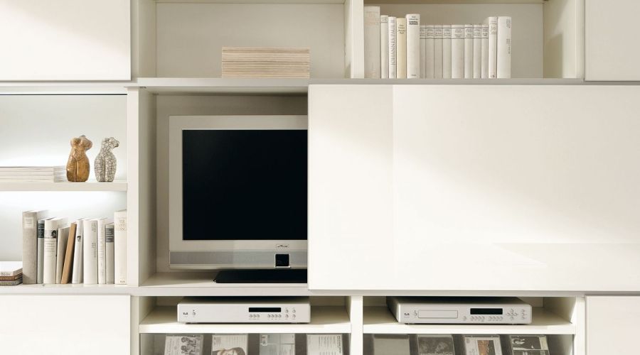 TV-Gerät verschwindet hinter Schiebetür im Möbel