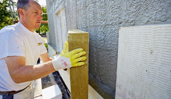 Dämmung wird auf der Fassade angebracht