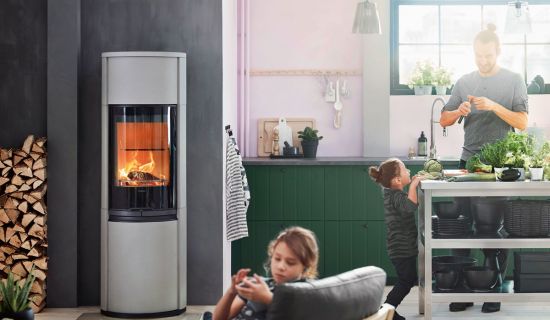 Kamin im Wohnraum, mit Familie