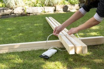 Hände knoten Holzleisten zusammen