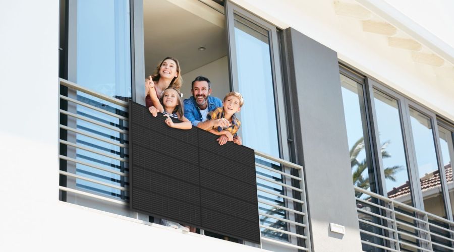 Familie am Balkon mit Balkon-Solaranlage