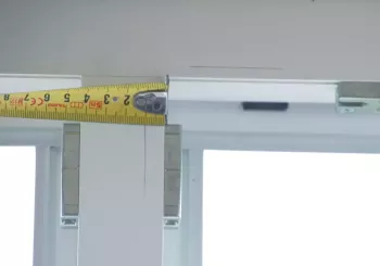 Eine Markierung wird am Rahmen gesetzt. Sie zeigt, wo das Fenster aufschlägt.