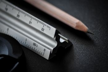 Meterstab und Bleistift