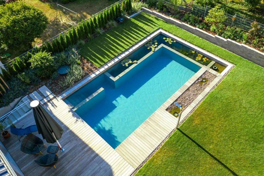 Draufsicht auf einen cleanen Naturpool