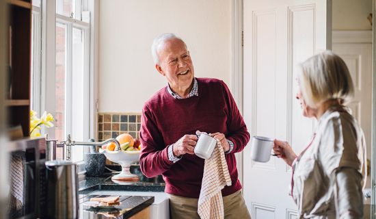 Altes Ehepaar in Wohnung