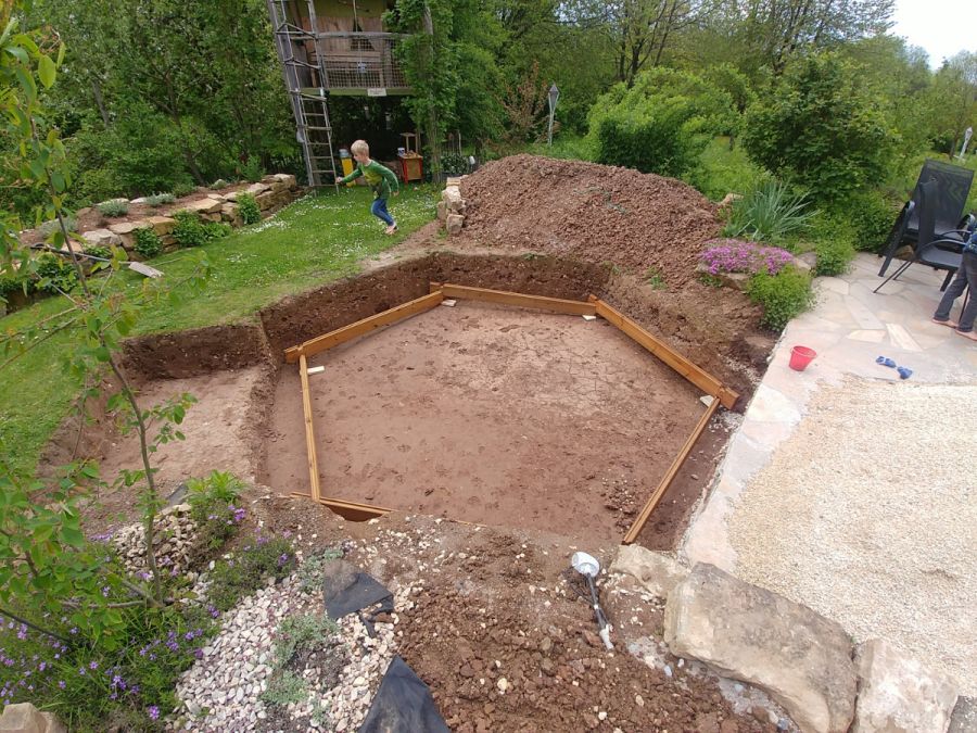 Baugrube für den späteren Pool