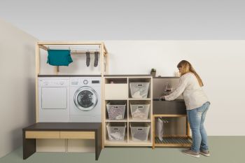 Waschraum mit Waschmaschine und Regalen