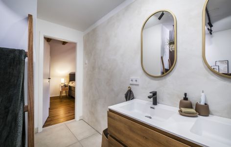 Saniertes, modernes Badezimmer