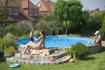 Familie vergnügt sich am Pool
