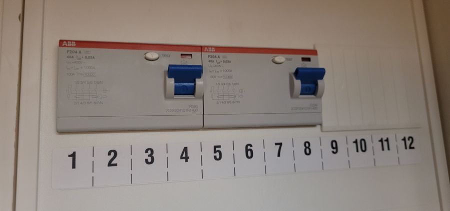 Zwei FI-Schalter im Sicherungskasten