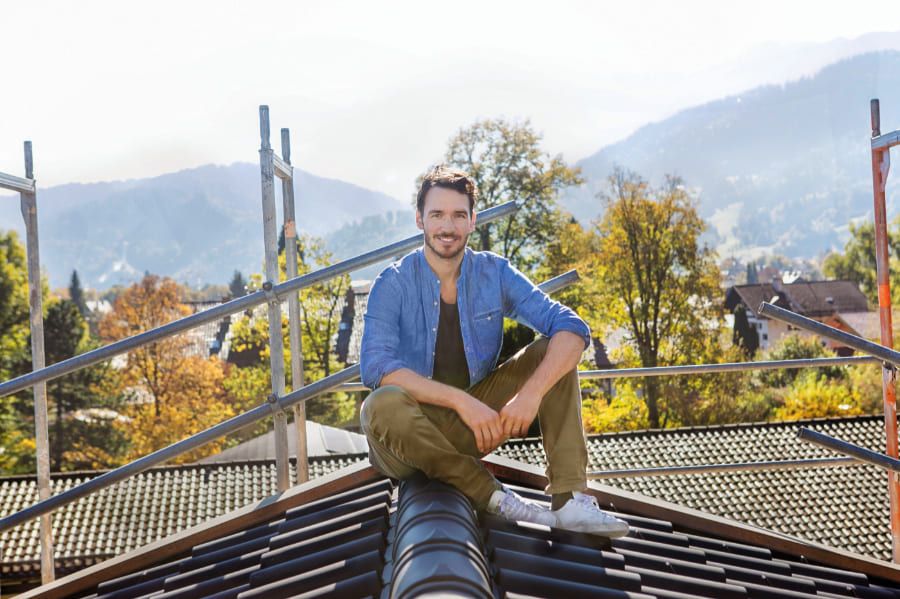 Felix Neureuther auf Hausdach
