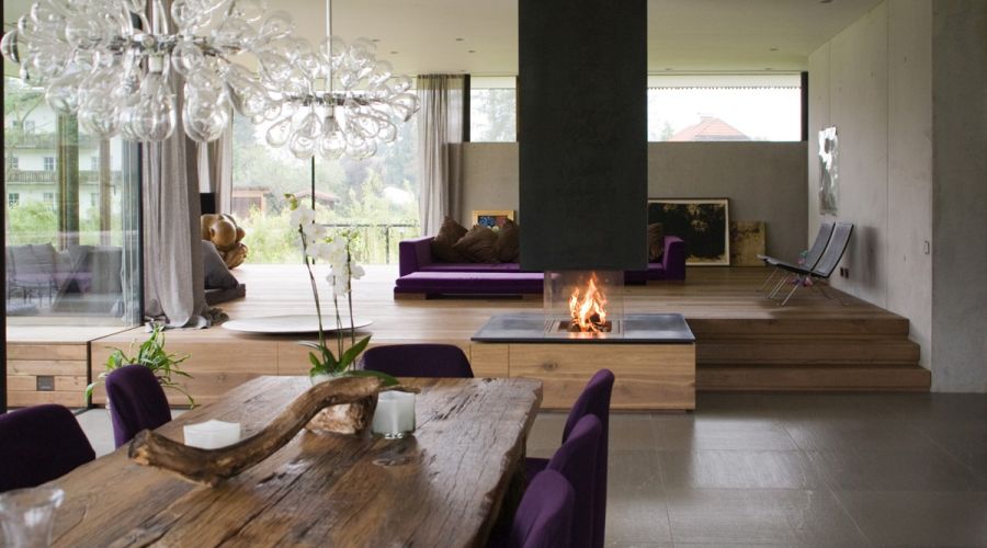 Verglaster, moderner Kamin mitten im Wohnzimmer