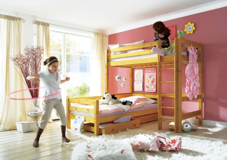Kinderzimmer mit spielendem Kind