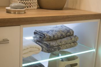 beleuchtete Glasböden mit Badutensilien