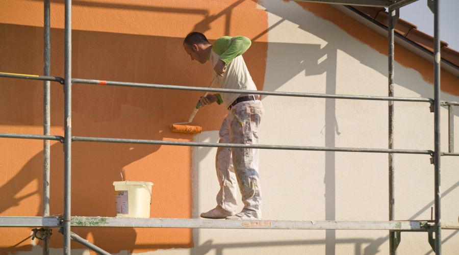 Maler streicht Haus