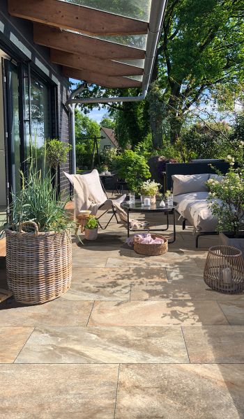 Mediterrane Terrasse mit Feinsteinzeugplatten in Natursteinoptik