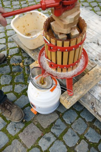 Frischer Apfelsaft kaltgepresst aus Obstpresse