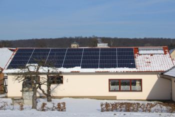 Solaranlage im Winter mit Schnee