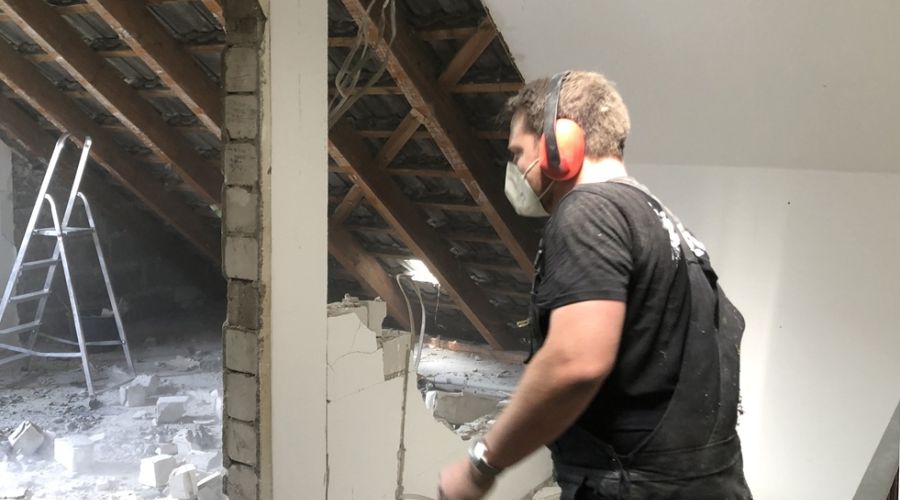 Mann reißt Zwischenwand ab