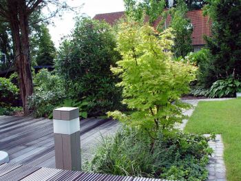 Holzterrasse mit Bepflanzung