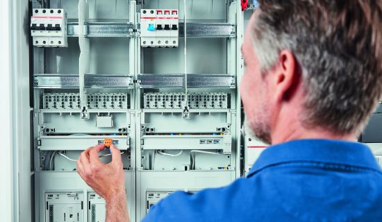 Elektriker beim Zählerschrank-Einbau