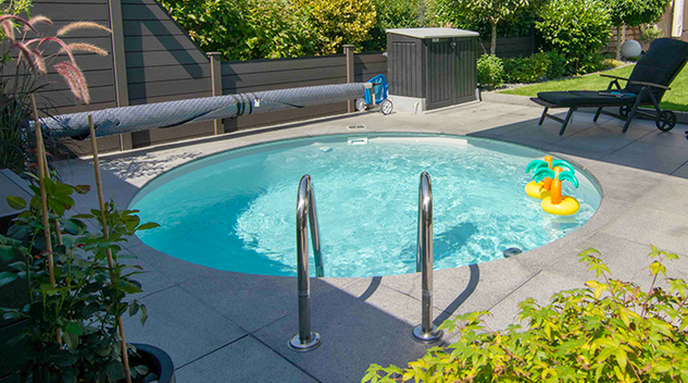 Runder Pool im Garten