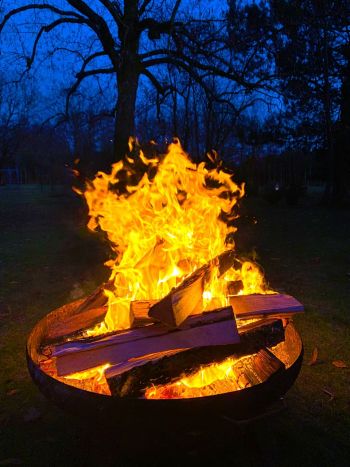 Offenes Feuer in Feuerschale im Garten