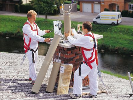 Schornsteinfeger bei der Arbeit