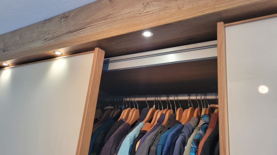Mit LED's beleuchteter Kleiderschrank