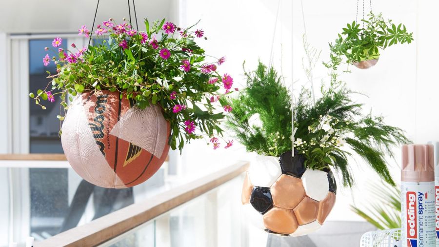 Blumenampel aus Fußbällen basteln