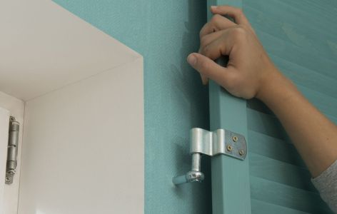 Bauanleitung Fensterläden: Lamellentüren montieren