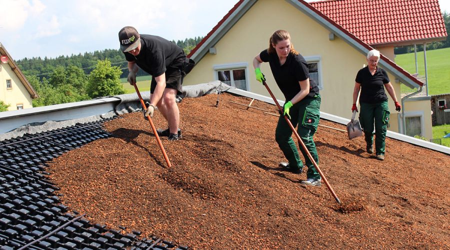 Aufbau einer extensiven Dachbegrünung auf einem Schrägdach: Ausbringen des Substrats