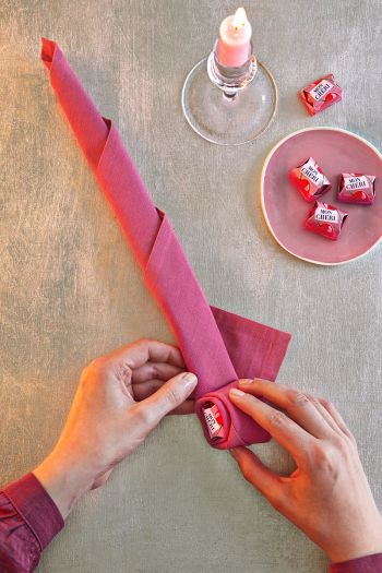 Serviette falten Rose Schritt 2