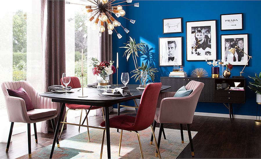 Wohnzimmer mit blauer Wandfarbe und goldenen Details