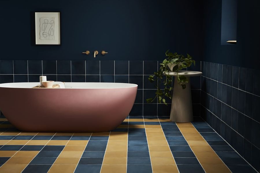 Fliesen Verlegemuster blau gold gelb spannend modern navy dunkel Akzente Kreuzverband