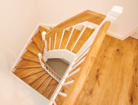 Halbgewendelte Treppe spart Platz