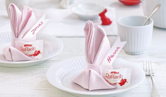 Rosafarbene Osterhasen, aus einer Serviette gefaltet