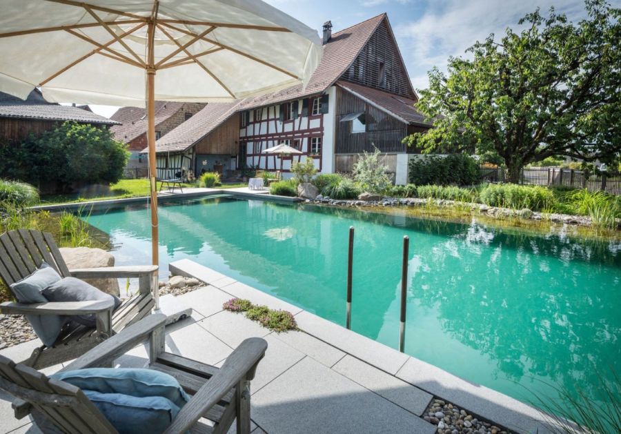 Naturpool vor Fachwerkhaus